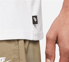 Nike Sportswear Premium Essentials Erkek Tişört DO7392-100